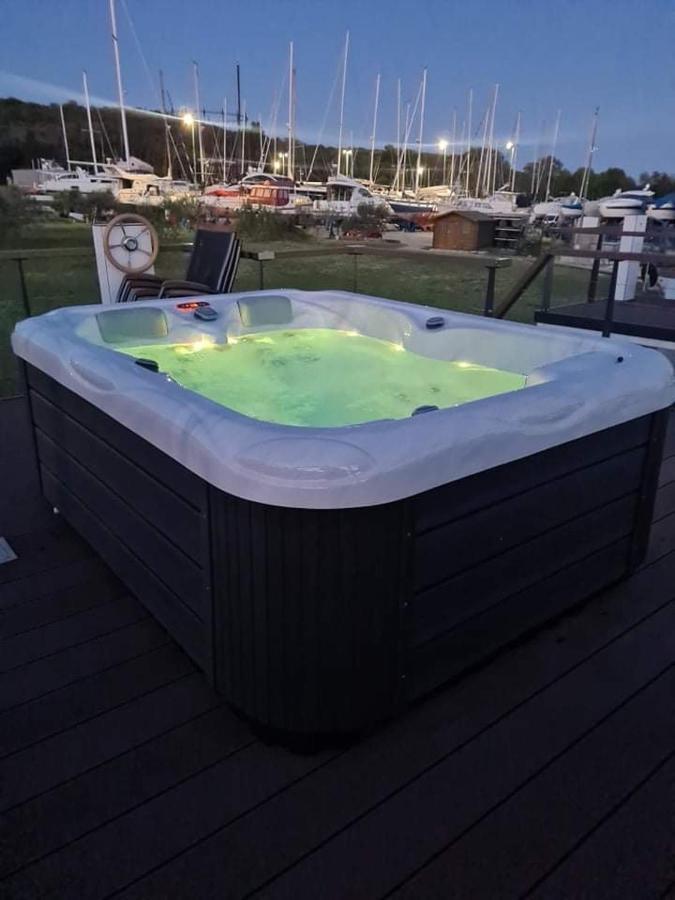 Floating House Varoni พูลา ภายนอก รูปภาพ