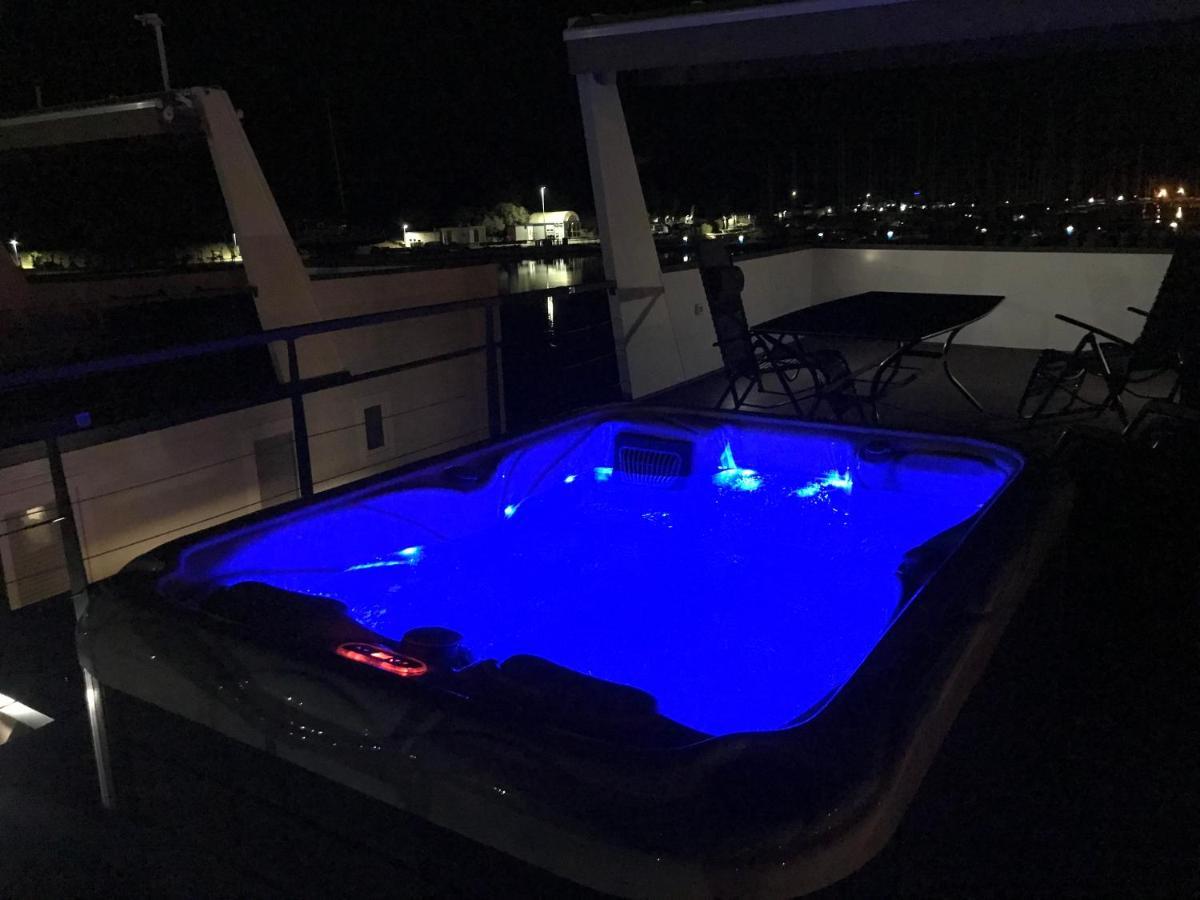 Floating House Varoni พูลา ภายนอก รูปภาพ